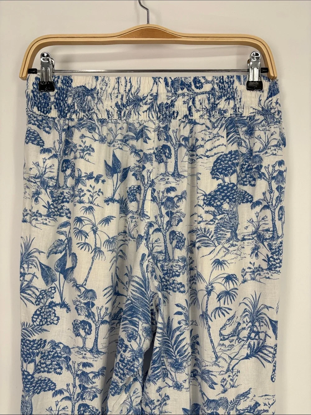 🪵 Nicole Miller linen rayon Blue and White Tropical Print Joggers - Picture 7 of 9